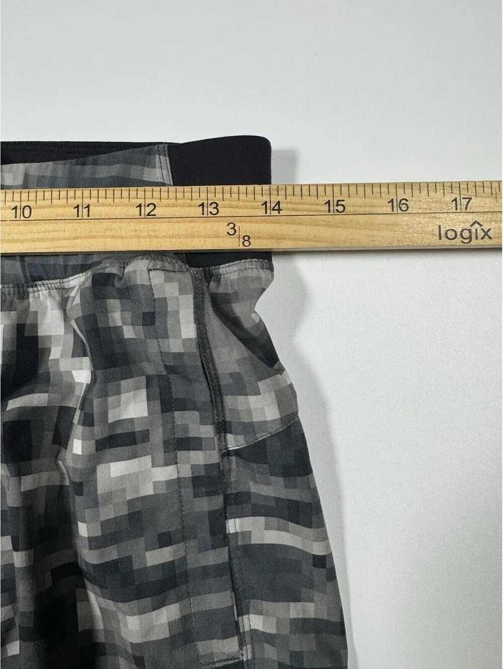 Lululemon T.H.E. Short Mens Small Gray Digital Camo Lined 7” Training Shorts